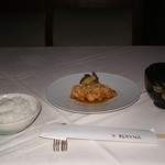 瀬里奈 - 　鶏の唐揚げのスパイシー葱ソースとお味噌汁、白いご飯です。