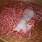 瀬里奈 - 　特撰牛しゃぶしゃぶ肉のサーロインの裏側です。周りの脂が結構付いているのが分かります。