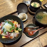 うめだ商店 - まかないバラチラシ丼＋海鮮茶碗蒸し