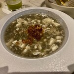 GINZA ONO Gratia -Smoke Dining- - 白麻婆豆腐(780円)
      →珍しい赤くない麻婆です。見た目の印象どおり辛さ控えめですが、山椒はしっかりかかっているので、ピリッとした味わいがあります。