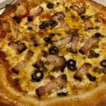 GINZA ONO Gratia -Smoke Dining- - こだわりベーコンのプッタネスカ(1,400円)
                                →ジューシーなベーコンに酸味と塩味が効いたソースがたっぷりのピザ。お酒が進みます。