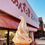 あんずの里のあんずショップ - アンズ色のあんずソフトクリーム