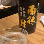 食堂 燈 - こちらはあの白鶴酒造が開発した酒造好的米「白鶴錦」で醸したお酒。雨後の月は綺麗なお酒の印象でしたがふくよかなボディーに感嘆