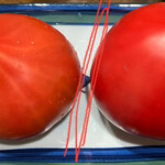 二幸カマタ食品 - 右は頂き物のファーストトマト焼きトマト左は生でルビーのしずく