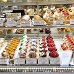 パティスリー アタッシェ - 整然と並べられたプチガトー