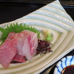 やさい料理 つむぎや - お造り：イサキ、カツオ