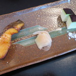 やさい料理 つむぎや - 焼物：マナガツオ幽庵焼き　水茄子のお刺身