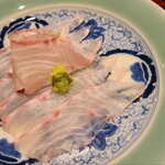 291320854 - ④石鯛(大分県佐伯梶寄産、雌、活〆)、背身
                        ⑤石鯛(同上)、炙り腹身⑥石鯛(同上)、肝
                        お刺身は薄造りにする事でゴリゴリ感を緩和、寧ろ薄切りでもコリコリするという驚き食感
                        肝もフレッシュで臭みゼロ
