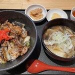 久太屋 - 焼きとり丼(大)とひっつみ(小)セット 1,100円(税込み)