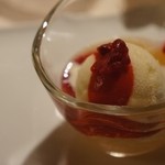 ザ・カワブン・ナゴヤ - 桃のズッパ、バニラアイスクリーム。