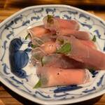 本格馬刺し居酒屋 新馬 - 生ハムと大葉のクリームチーズ巻き