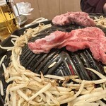 羊肉炭火焼 肉汁屋 - 