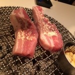 豚夢 - お店の人が豚肉を焼いてくれます