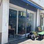 エジプト塩食堂 - 外観　隣はオランジュというベーカリー