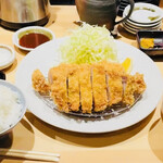 とんかつ 藤田 - 特選ロースかつ定食2,900円(お肉200g)＋ご飯大盛100円＝合計3,000円※店主の計らいで常連さんなのでとお肉を多め、山葵、また今回たまたまお客様から頂いたという透明の出汁醤油までサービス！