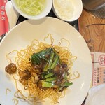 四川菜 恒徳居 - 焼きそばにはご飯とスープが付きます