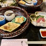 宵ノねこ - 篭盛りおばんざい、刺身二種盛り