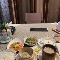 雪園 京橋店 - 右下の鶏ミンチと卵白に豆腐のような透き通るスープで熱々でした。週替わりランチ