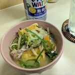 tell me キッチン - 鶏飯用のスープに豚肉、絹揚げ、もやし、ねぎが入った豚汁