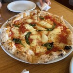 ピッツェリア ナポレターナ ラルデンツァ - マルゲリータ、大きめサイズで。