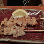 やきとり 戎 - 鶏えんがわ２３０円（上）、シロ１００円