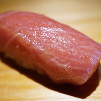 佐野鮨 - 熱いシャリからこみ上げる酸味で身の甘みがあらわになり、少しの食感を持たせて香りを滴るような旨みを潤沢に炸裂！ めちゃくちゃ美味しい！