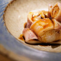 佐野鮨 - グリップさせると香りが溢れだし、ツメがコクと旨みを広げ、そして全体を一つにする風味が美味い！ イカだけで作られた煮詰めの堂々たる存在感に、思わず圧倒させる一口をつくる。