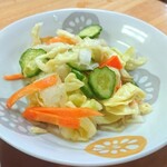 神田食堂 - お通し代わりのサービス浅漬け