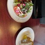 洋食&ワイン LUCE - ビーツドレッシングのサラダ