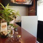 洋食&ワイン LUCE - 店名のロゴが入ったミニチュアの椅子が可愛い