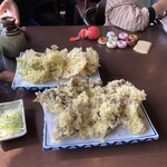 岩戸屋 - 手前舞茸天(小)奥野菜天盛り合わせ