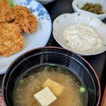 池間食堂 - タルタルソースも出来立て。「タルタル作ったぁ？」「これからぁ」と会話が丸聞こえ。島のオバサマの四方山話は何故か心地よい。島豆腐のお味噌汁、旬のモズクも美味しい。