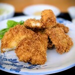 池間食堂 - 硬いイメージがあったんだけれど、上品な白身フライでした。凄く好みです♡　量が凄い！半分持ち帰らせていただきました。隣のご家族のアラ煮のボリュームが更に激しかった。
