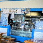 池間食堂 - オバサマ3人で切り盛りしていらっしゃいます。メニューは貼ってある物から選びます。どなたかとご一緒して島ダコチャンプルーとシェアしたい♪