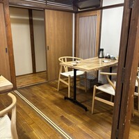 中国料理 にいくら - 2階にて。一階のライブなカウンターばかりだった今まで