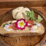 donopan - パン　上は桜餡入り　※お花は食べれます＾＾