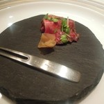 【2014年7月】アミューズ
          軽く燻製した馬肉のマリネ、新生姜のコンフィ