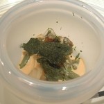 【2014年7月】アミューズ
          黒あわびと天然じゅんさい、雲丹ソースの海苔チップ