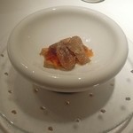 エクアトゥール - 【2014年7月】前菜
      コンソメで火入れしたフォアグラとグレープフルーツのコンフィとコンソメジュレ
      サマ―トリュフを載せて