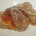 エクアトゥール - 【2014年7月】前菜
      コンソメで火入れしたフォアグラとグレープフルーツのコンフィとコンソメジュレ
      サマ―トリュフを載せて