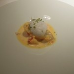 エクアトゥール - 【2014年7月】前菜
      蟹のラビオリとホッキ貝、あさり、タイラガイ、オマールエの軽いナージュ仕立て