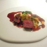 エクアトゥール - 【2014年7月】お肉
      北海道白糠産夏鹿のロティ、黒胡椒とベリーのソース