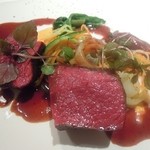 エクアトゥール - 【2014年7月】お肉
      北海道白糠産夏鹿のロティ、黒胡椒とベリーのソース