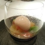 エクアトゥール - 【2014年7月】デザート
      ヴェルベーヌでコンポートした桃と佐渡島いちじくキング、桃の炭酸ムースとグァバソルベ