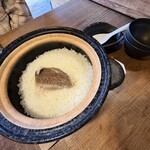 そば草香 - 鯛めしが炊き上がって運んできてくださいました