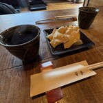そば草香 - 蕎麦がくるまでにそば茶とそばせんべいを楽しみます