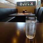 Teppanyakikatsuji - お冷とテーブル席