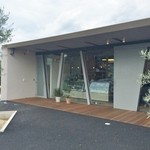 ラスティコツー - ドアはスライド式。↑銀色部分を横に押す感じ