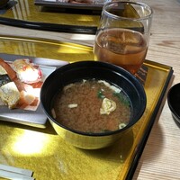 いわ志 本店 - 赤出汁。 赤出汁が苦手な相方氏を唸らせる美味しさ。