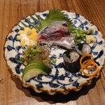 あじのマイケル - お通し（鯵のお刺身、なめろう、和香草巻き）